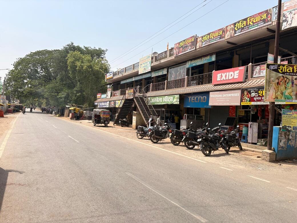 रॉबर्ट्सगंज में प्रचंड धूप से बचने के लिए छाता लगाकर निकली महिला।संवाद रॉबर्ट्सगंज में प्रचंड धूप से बचने के लिए छाता लगाकर निकली महिला।संवाद