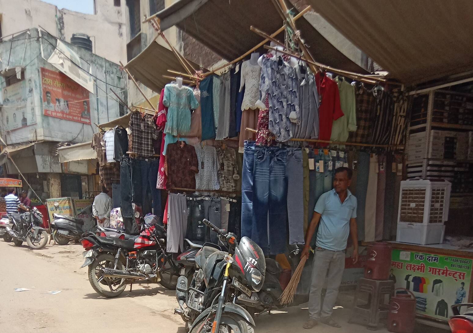 राईस मार्केंट में सड़क पर किनारे रखा सामान। संवादजोगीपुरा में सड़क पर किनारे रखा सामान। संवाद