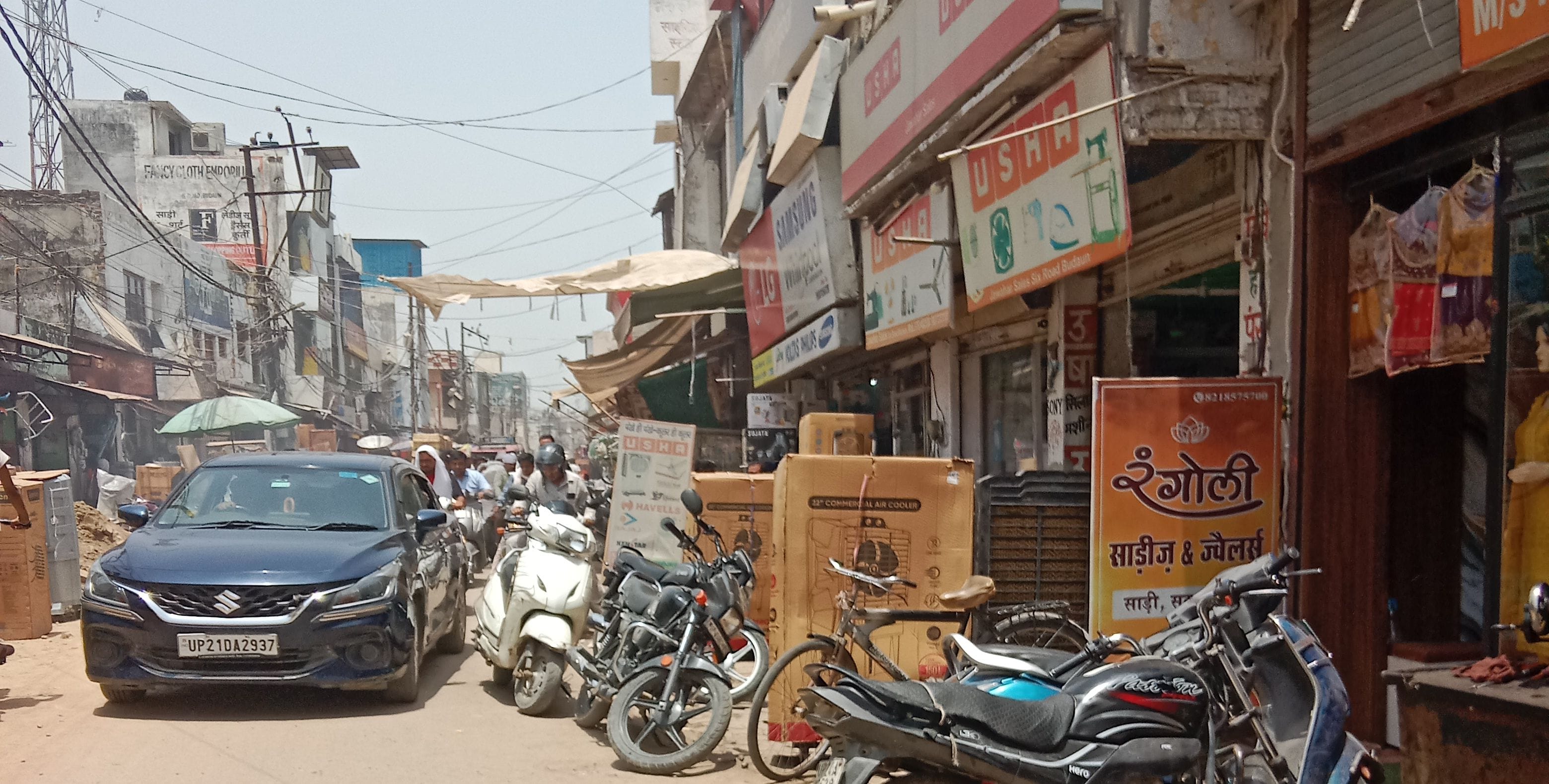 राईस मार्केंट में सड़क पर किनारे रखा सामान। संवादजोगीपुरा में सड़क पर किनारे रखा सामान। संवाद