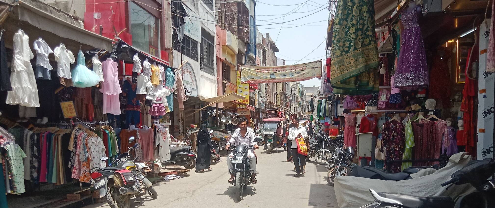 राईस मार्केंट में सड़क पर किनारे रखा सामान। संवादजोगीपुरा में सड़क पर किनारे रखा सामान। संवाद