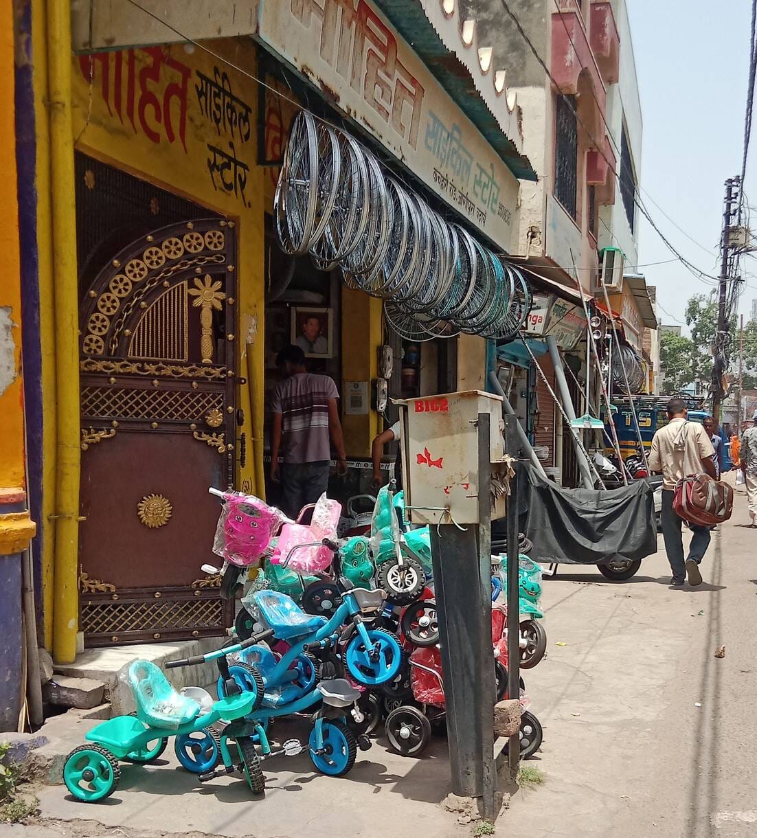 राईस मार्केंट में सड़क पर किनारे रखा सामान। संवादजोगीपुरा में सड़क पर किनारे रखा सामान। संवाद