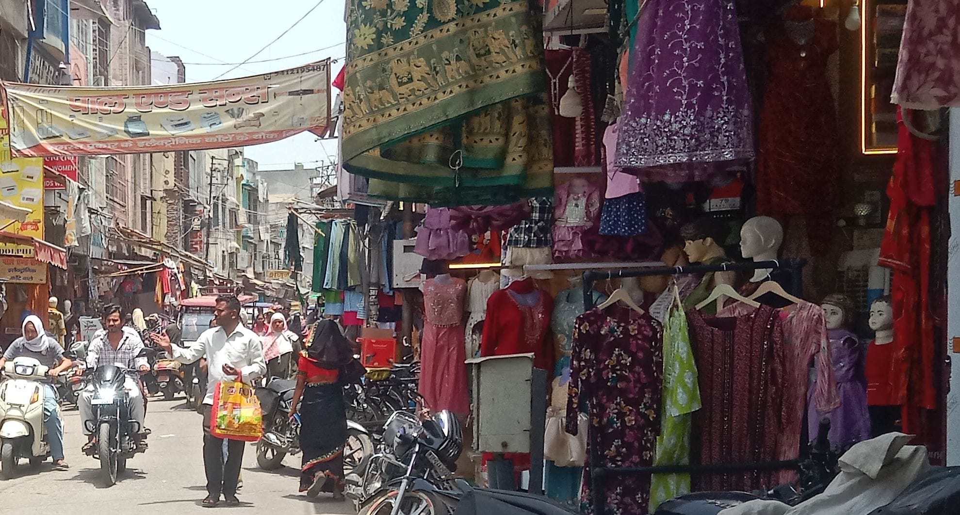राईस मार्केंट में सड़क पर किनारे रखा सामान। संवादजोगीपुरा में सड़क पर किनारे रखा सामान। संवाद