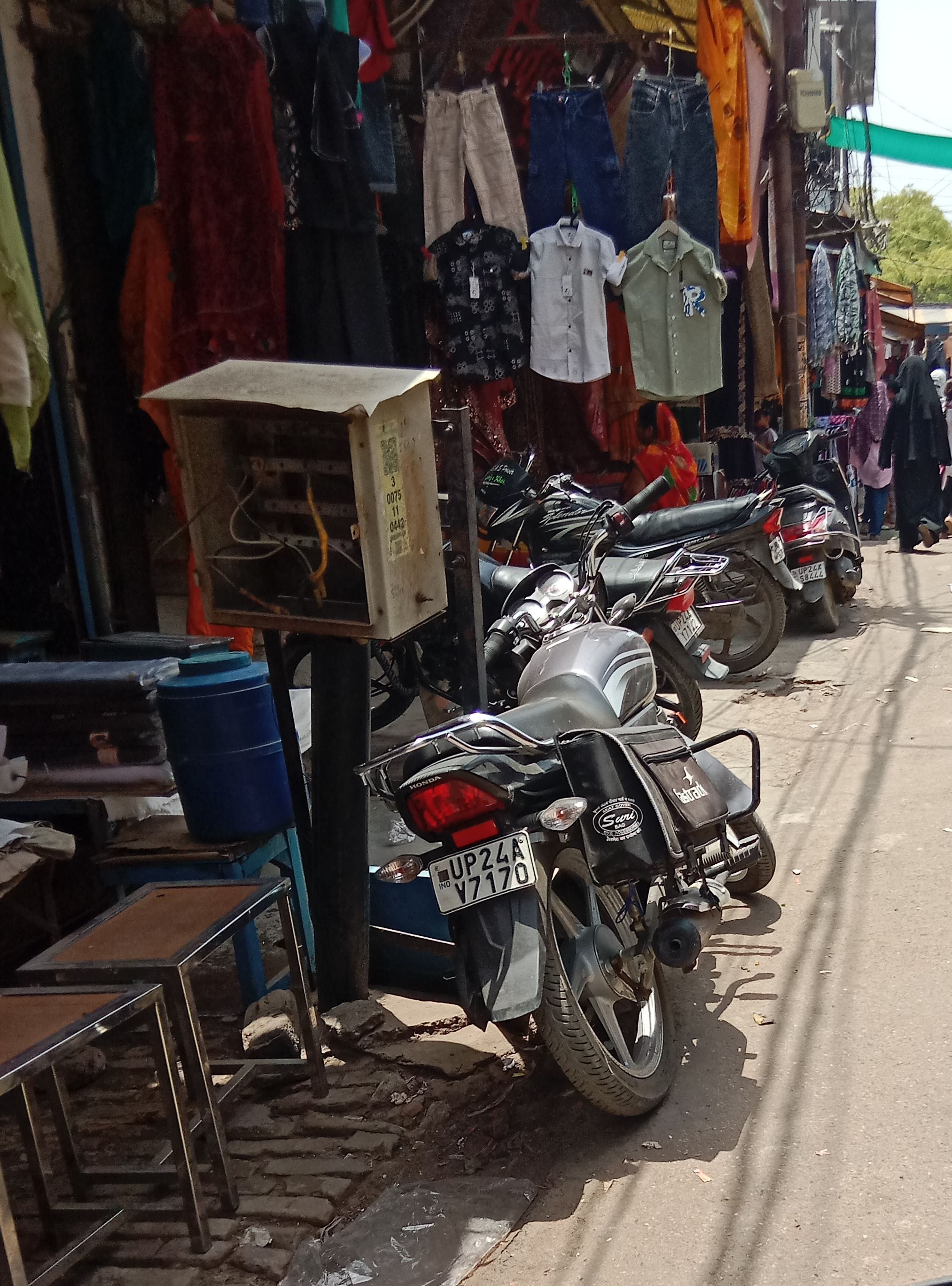 राईस मार्केंट में सड़क पर किनारे रखा सामान। संवादजोगीपुरा में सड़क पर किनारे रखा सामान। संवाद