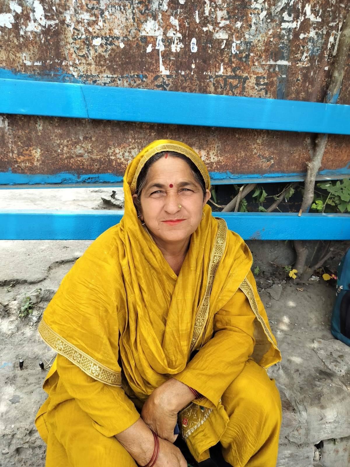 राजकीय वरिष्ठ माध्यम पाठशाला हमीरपुर में पोलिंग बूथों के लिए रवाना होतामतदान दल। संवाद