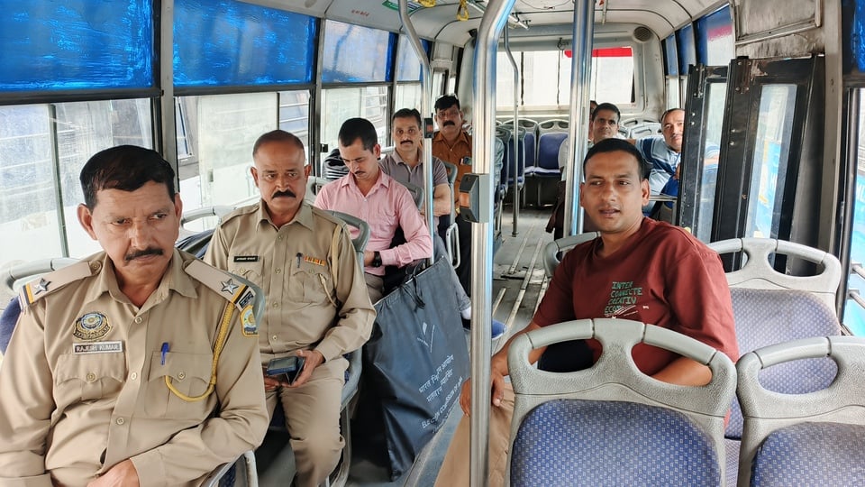 राजकीय वरिष्ठ माध्यम पाठशाला हमीरपुर में पोलिंग बूथों के लिए रवाना होतामतदान दल। संवाद