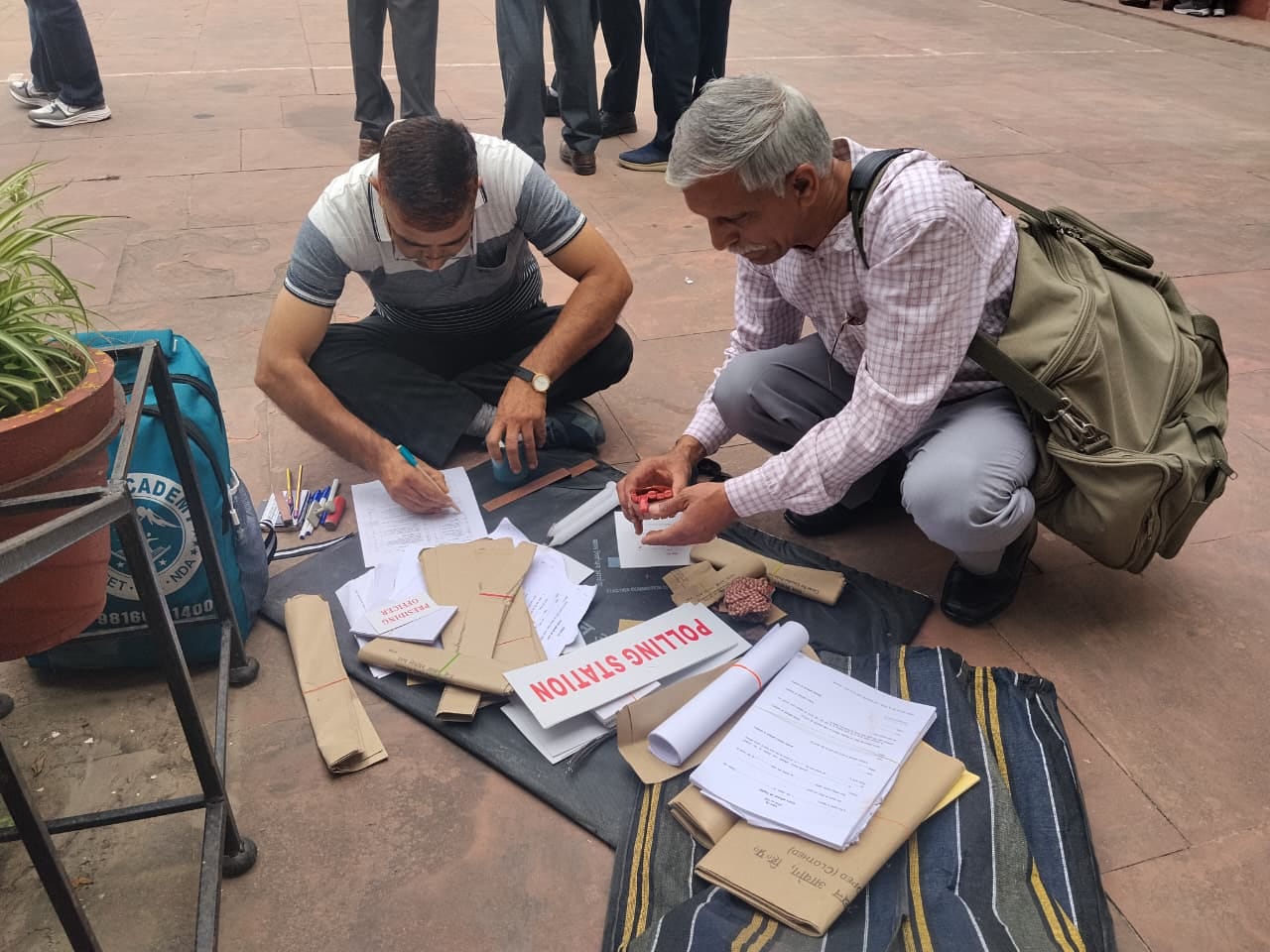 राजकीय वरिष्ठ माध्यम पाठशाला हमीरपुर में पोलिंग बूथों के लिए रवाना होतामतदान दल। संवाद