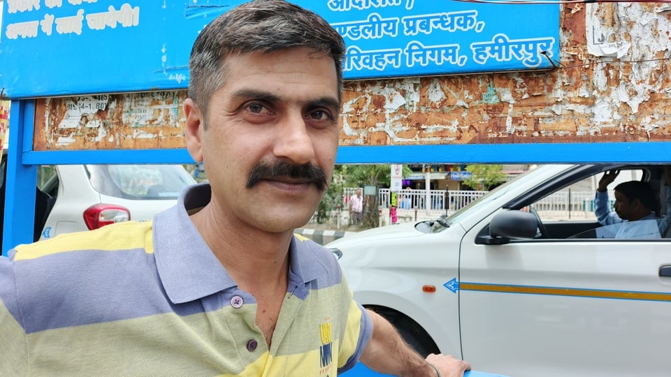 राजकीय वरिष्ठ माध्यम पाठशाला हमीरपुर में पोलिंग बूथों के लिए रवाना होतामतदान दल। संवाद