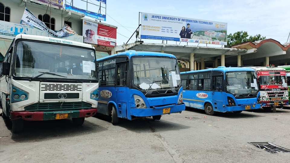 राजकीय वरिष्ठ माध्यम पाठशाला हमीरपुर में पोलिंग बूथों के लिए रवाना होतामतदान दल। संवाद