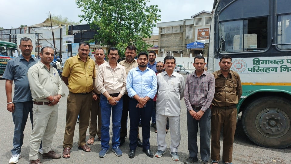 राजकीय वरिष्ठ माध्यम पाठशाला हमीरपुर में पोलिंग बूथों के लिए रवाना होतामतदान दल। संवाद