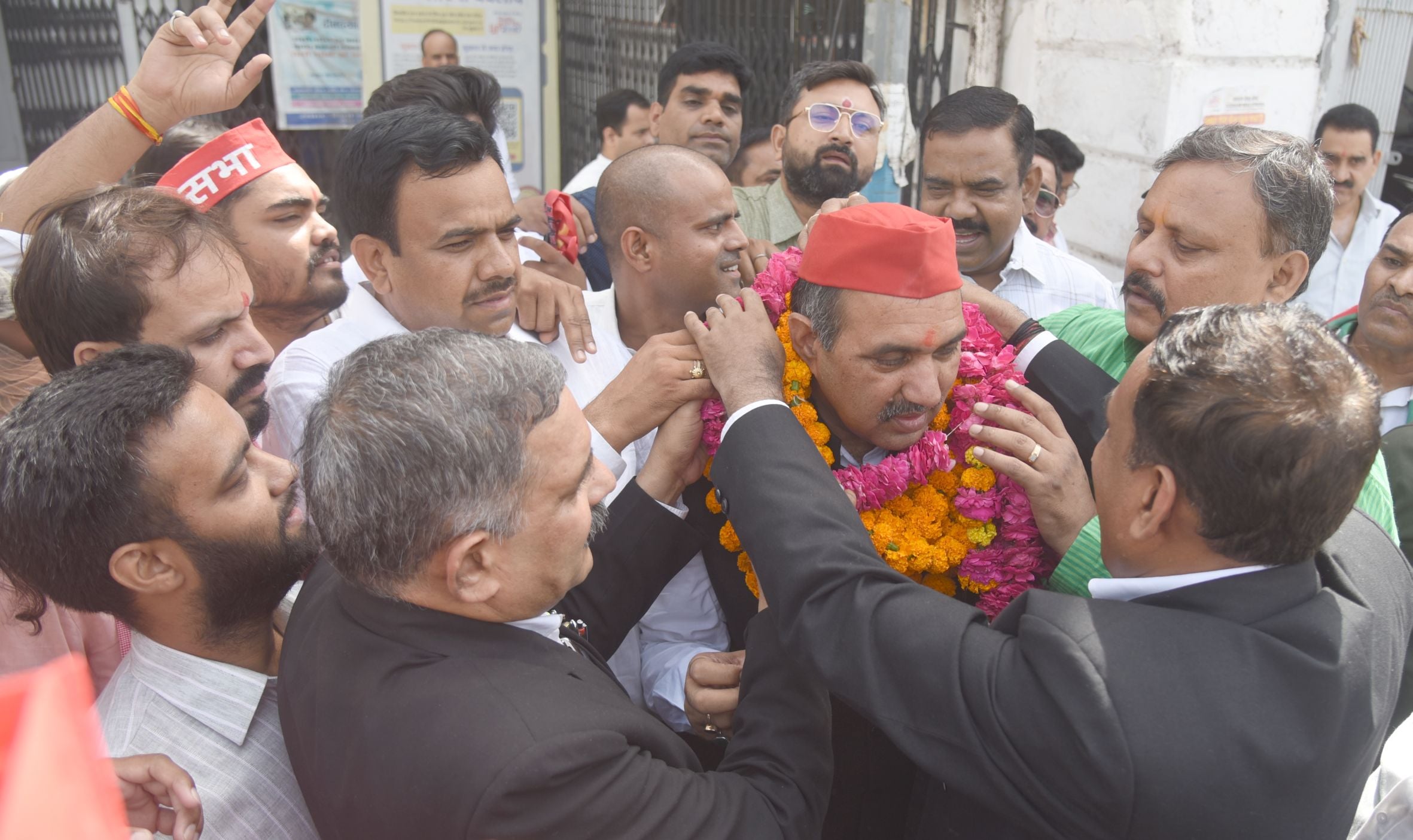 सपा पार्षद ललित किशोर तिवारी को शपथ दिलातीं महापौर। सपा पार्षद ललित किशोर तिवारी को शपथ दिलातीं महापौर।