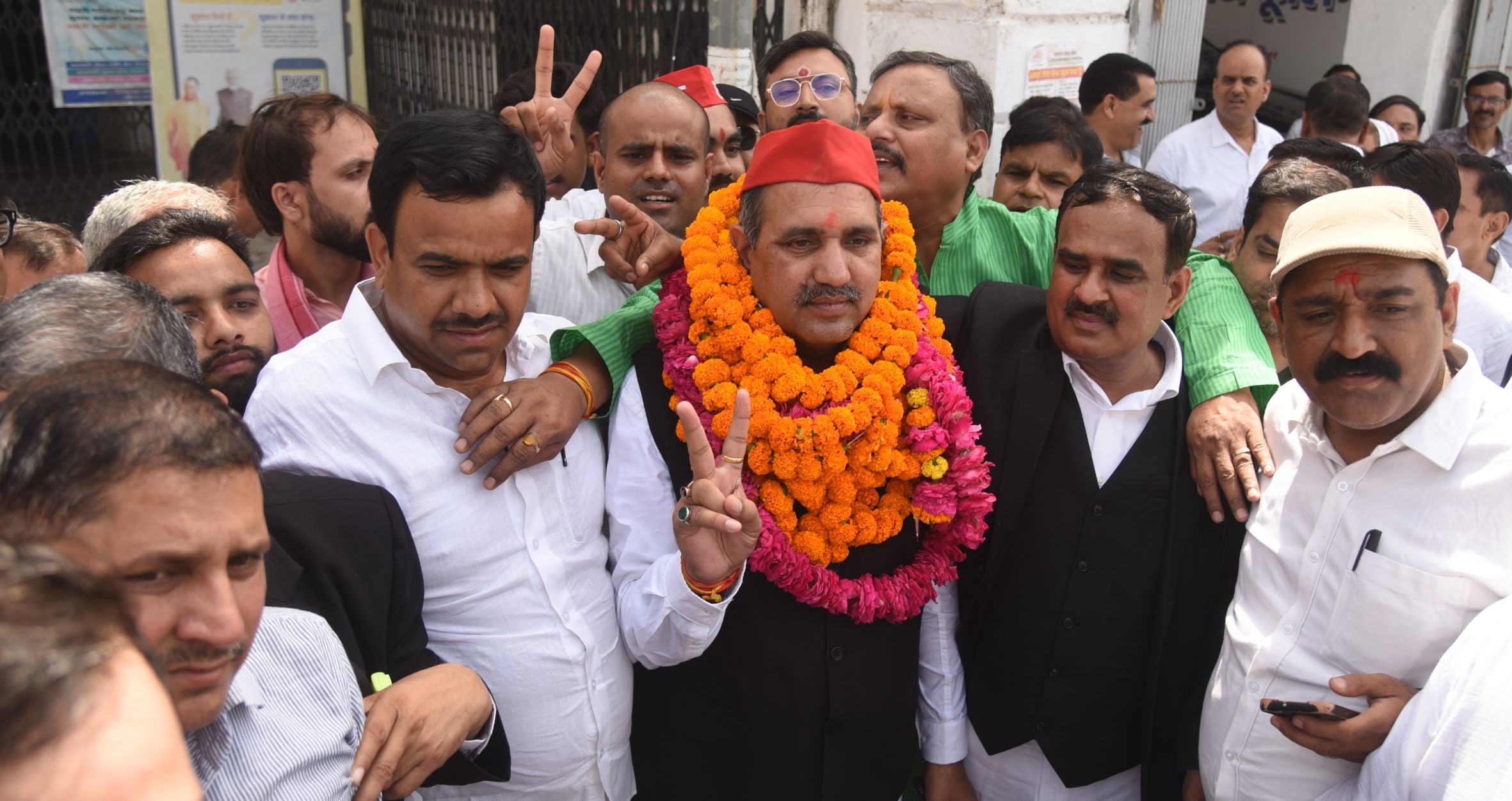 सपा पार्षद ललित किशोर तिवारी को शपथ दिलातीं महापौर। सपा पार्षद ललित किशोर तिवारी को शपथ दिलातीं महापौर।