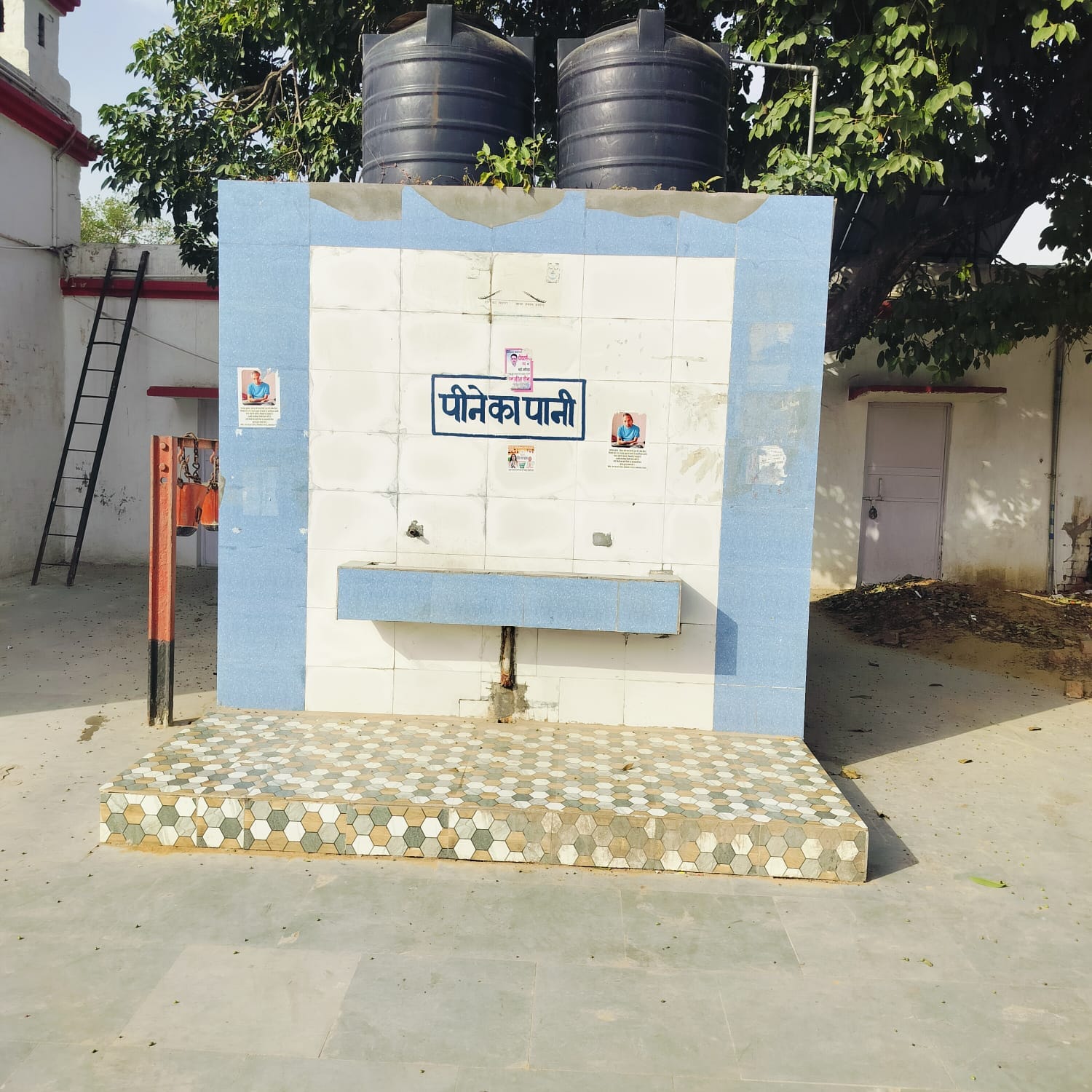 सांपला रेलवे स्टेशन पर सूखी पड़ी प्याऊ सांपला रेलवे स्टेशन पर सूखी पड़ी प्याऊ