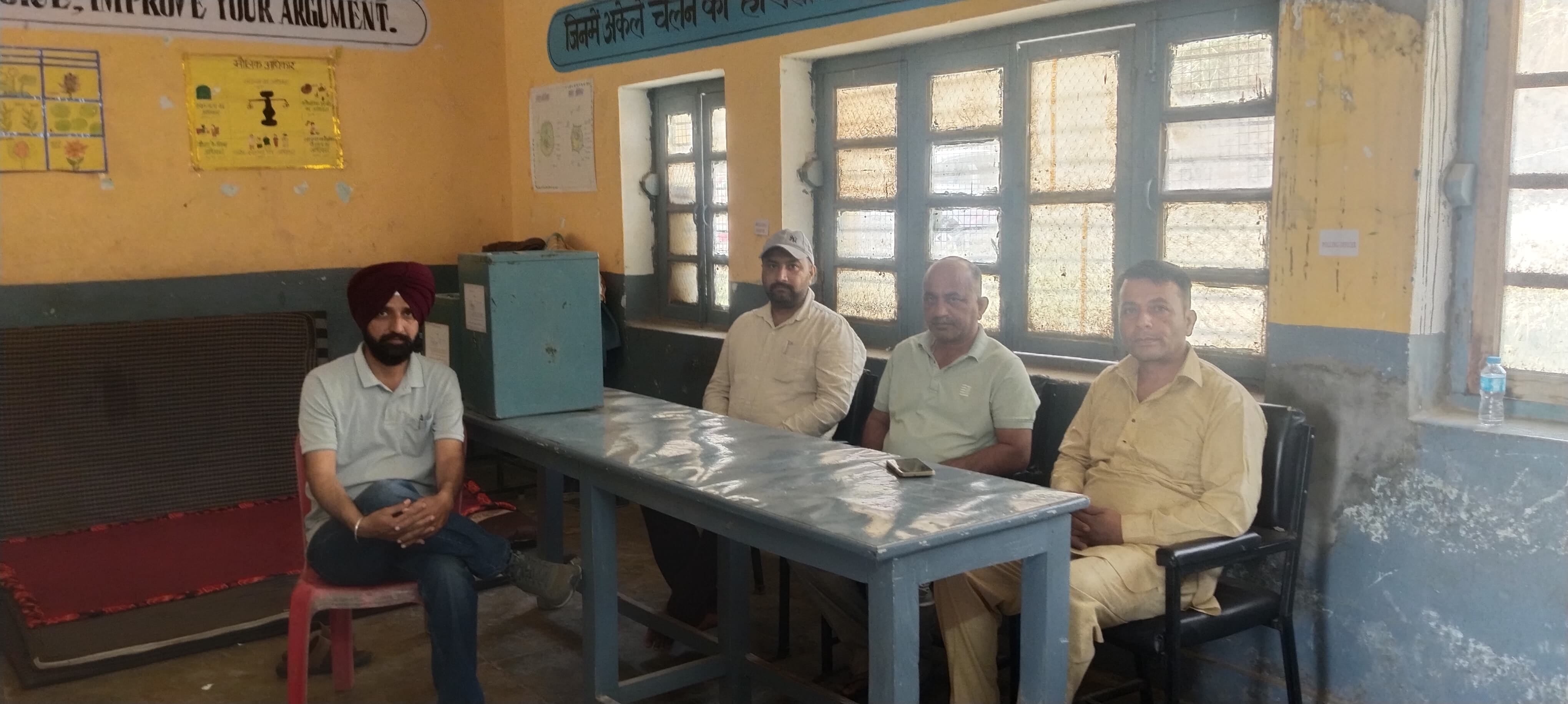 सीरिनगर पंचायत पहुंची महिला पोलिंग टीम कंडाघाट। स्रोत : पंचायत सीरिनगर पंचायत पहुंची महिला पोलिंग टीम कंडाघाट। स्रोत : पंचायत