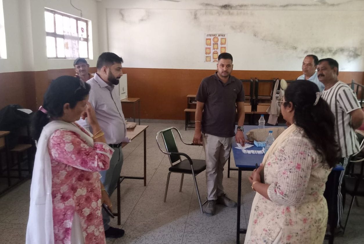 सीरिनगर पंचायत पहुंची महिला पोलिंग टीम कंडाघाट। स्रोत : पंचायत सीरिनगर पंचायत पहुंची महिला पोलिंग टीम कंडाघाट। स्रोत : पंचायत