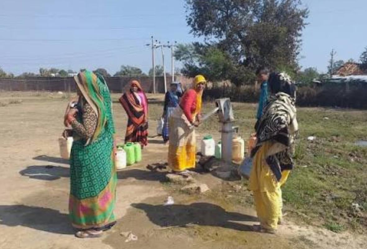 सिराथू ब्लॉक के कसिया पश्चिम गांव में खराब पड़ा हैंडपंप।  संवाद