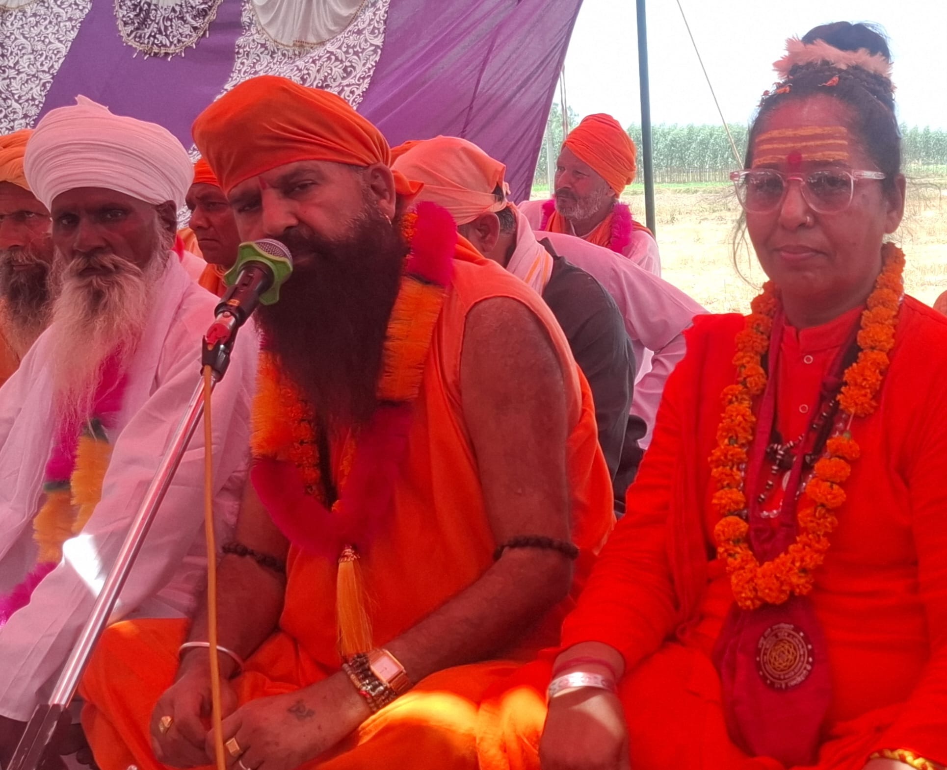 संत सम्मेलन में मौजूद श्रद्धालु। संवाद
