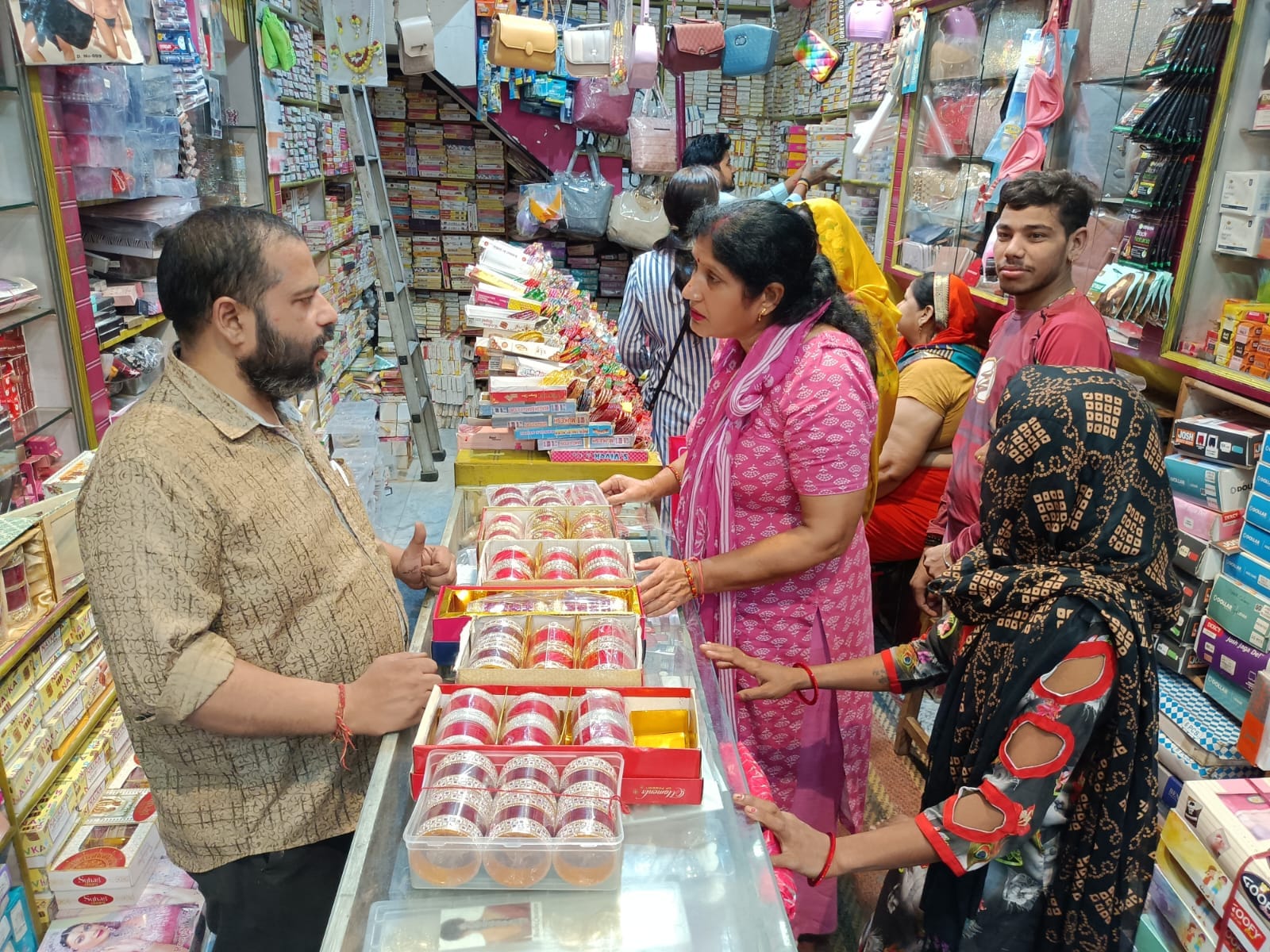 सौंदर्य महंगाई खबर से संबंधित फोटो- महिला मुनेश।