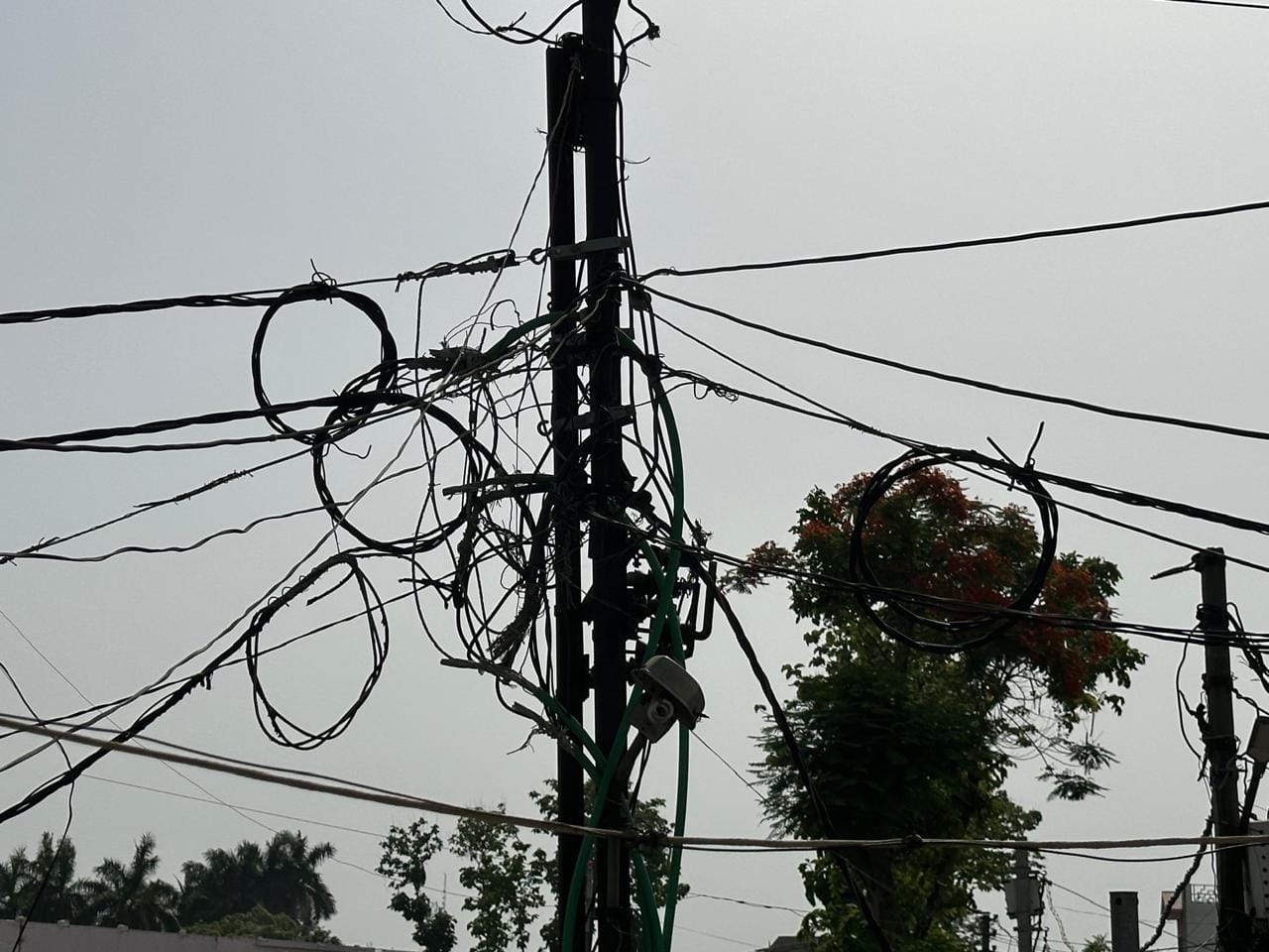 शहर की सुरभि कॉलोनी में लगा झुका खंभा। जागरुक पाठक।