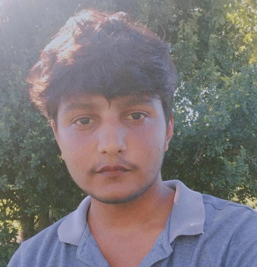 शहर की सुरभि कॉलोनी में लगा झुका खंभा। जागरुक पाठक।
