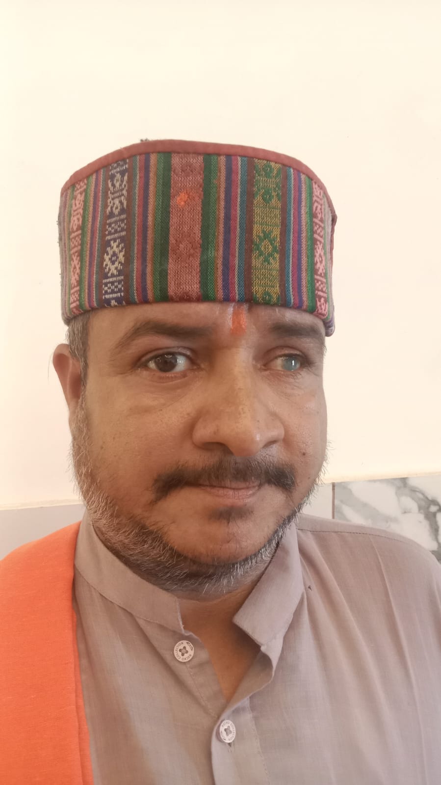 शहर की सुरभि कॉलोनी में लगा झुका खंभा। जागरुक पाठक।