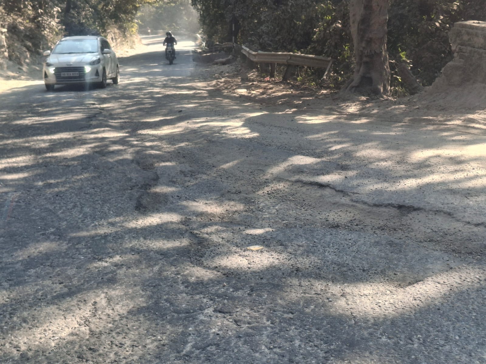 ताजेवाला से लालढांग मार्ग पर हाईवे के क्षतिग्रस्त बरम। संवाद ताजेवाला से लालढांग मार्ग पर हाईवे के क्षतिग्रस्त बरम। संवाद