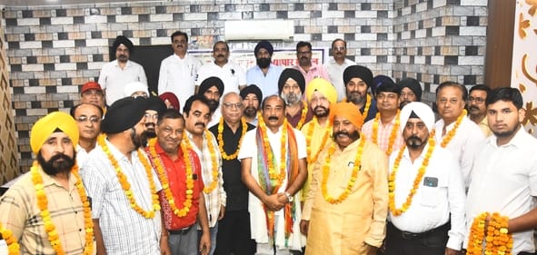 उत्तर प्रदेश आदर्श व्यापार मंडल के सम्मेलन में संगठन के सदस्य बने नए व्यापारी। -संवाद उत्तर प्रदेश आदर्श व्यापार मंडल के सम्मेलन में संगठन के सदस्य बने नए व्यापारी। -संवाद