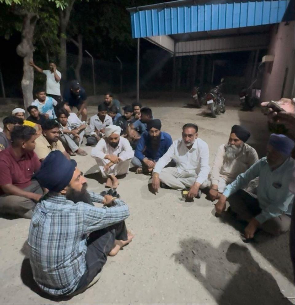 व्यासपुर पावर हाउस में नारेबाजी करते किसान। संवाद व्यासपुर पावर हाउस में नारेबाजी करते किसान। संवाद