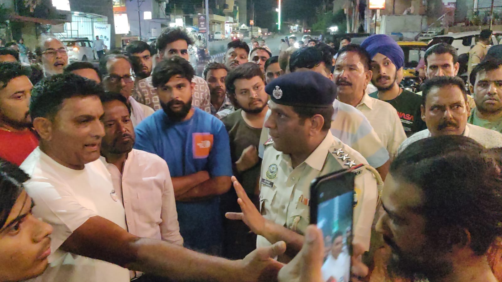 युवक को लगी चोटें दिखाते परिजन। संवाद युवक को लगी चोटें दिखाते परिजन। संवाद