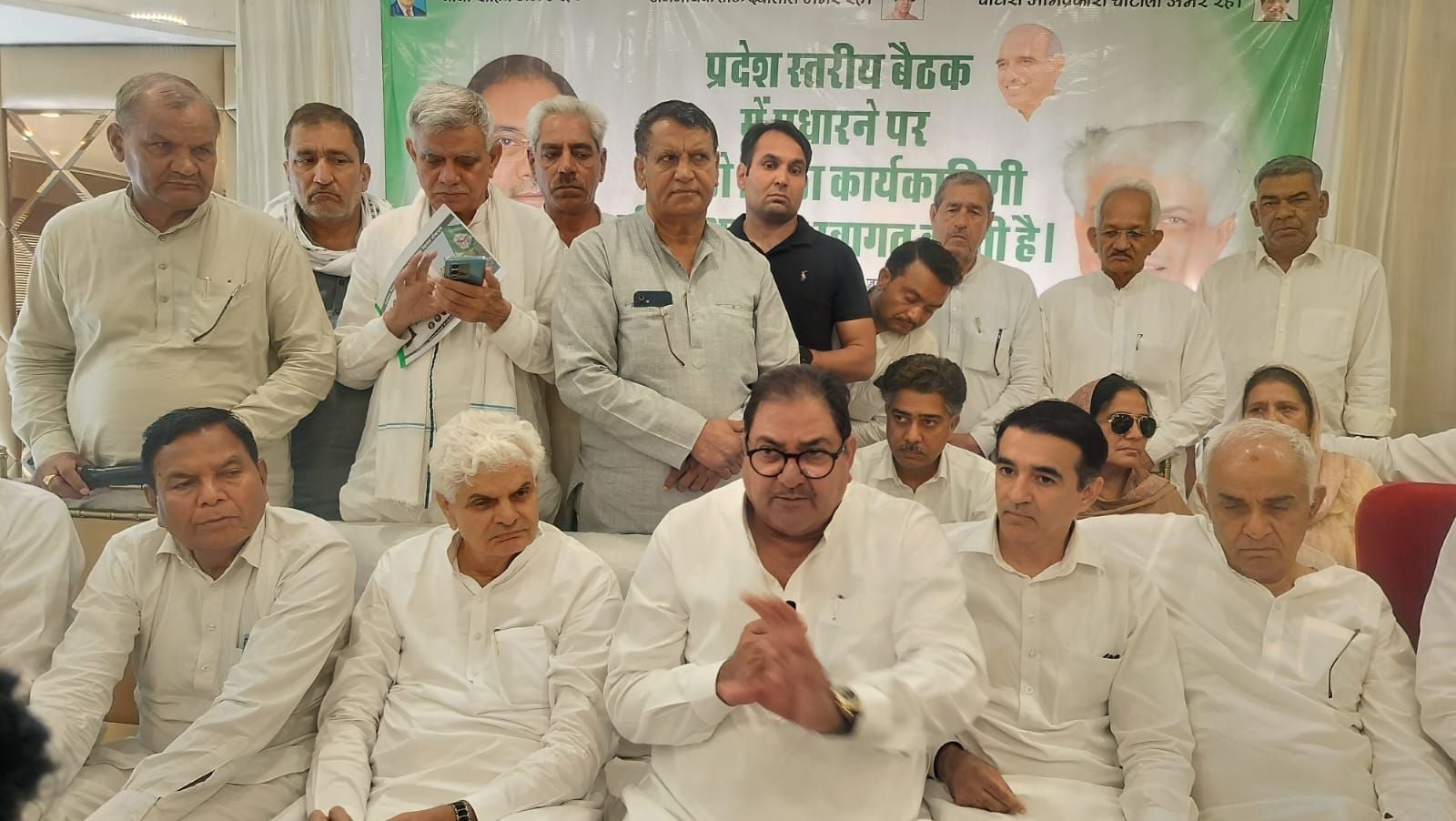 25जेएनडी20-बैठक के दौरान मंच पर बैठे इनेलो नेता। स्रोत: कार्यकर्ता 25जेएनडी20-बैठक के दौरान मंच पर बैठे इनेलो नेता। स्रोत: कार्यकर्ता