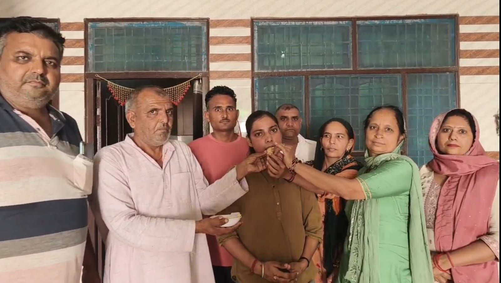 25जेएनडी28-नानी के साथ मनीषा कौशिक। स्रोत ग्रामीण 25जेएनडी28-नानी के साथ मनीषा कौशिक। स्रोत ग्रामीण