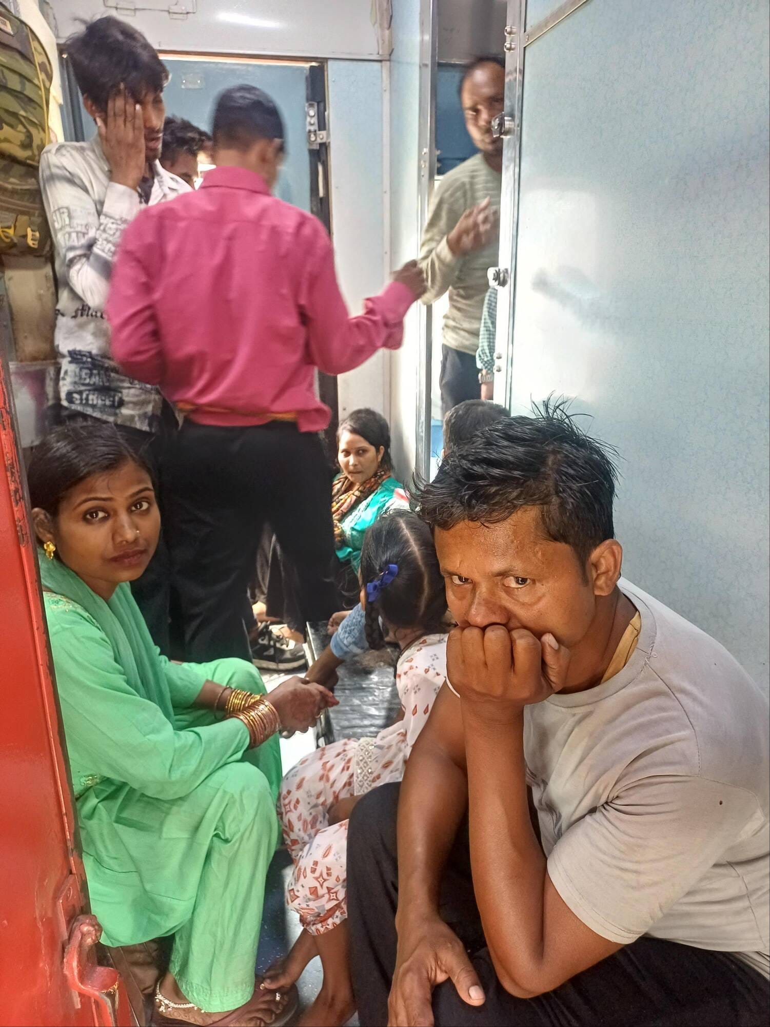 अंबाला छावनी के प्लेटफार्म पर खड़ी आम्रपाली एक्सप्रेस ट्रेन रिजर्वेशन डिब्बे में बैठे यात्री। स अंबाला छावनी के प्लेटफार्म पर खड़ी आम्रपाली एक्सप्रेस ट्रेन रिजर्वेशन डिब्बे में बैठे यात्री। स