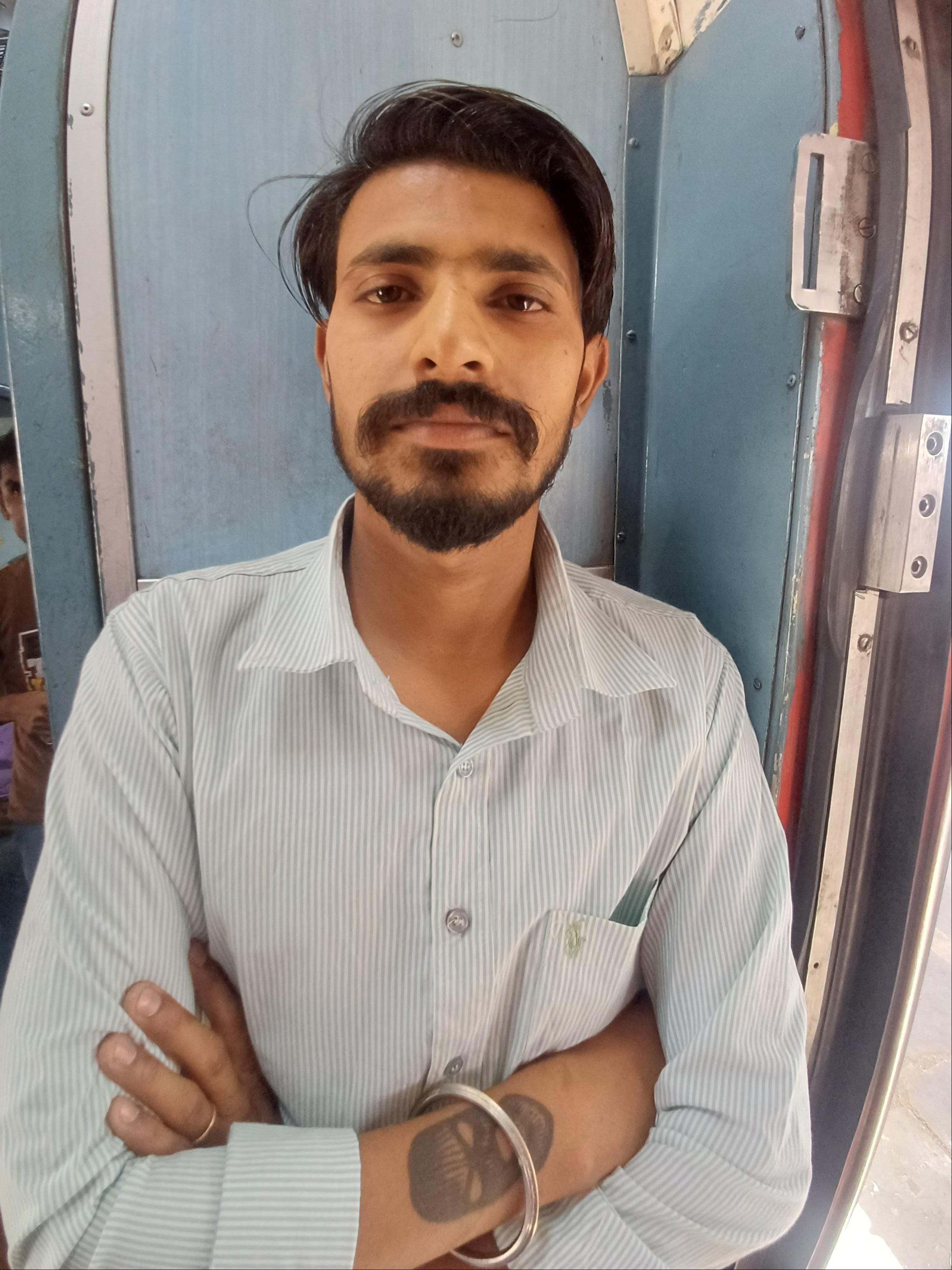 अंबाला छावनी के प्लेटफार्म पर खड़ी आम्रपाली एक्सप्रेस ट्रेन रिजर्वेशन डिब्बे में बैठे यात्री। स अंबाला छावनी के प्लेटफार्म पर खड़ी आम्रपाली एक्सप्रेस ट्रेन रिजर्वेशन डिब्बे में बैठे यात्री। स