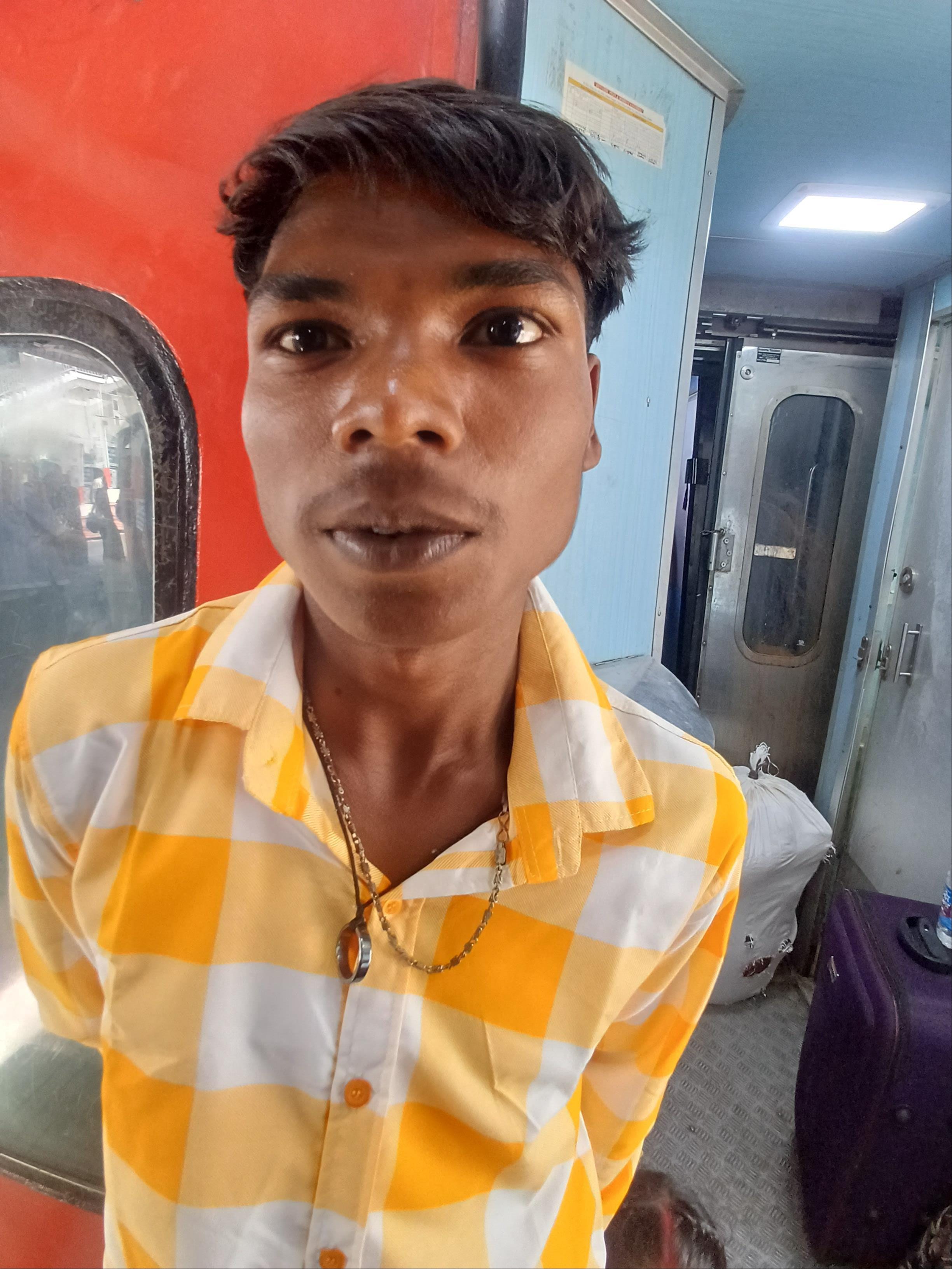 अंबाला छावनी के प्लेटफार्म पर खड़ी आम्रपाली एक्सप्रेस ट्रेन रिजर्वेशन डिब्बे में बैठे यात्री। स अंबाला छावनी के प्लेटफार्म पर खड़ी आम्रपाली एक्सप्रेस ट्रेन रिजर्वेशन डिब्बे में बैठे यात्री। स