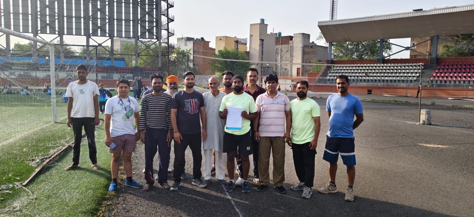 अंबाला कैंट के वारहीरोज मेमोरियल स्टेडियम में मौजूदा आवारा कुत्ते: स्वयं अंबाला कैंट के वारहीरोज मेमोरियल स्टेडियम में मौजूदा आवारा कुत्ते: स्वयं