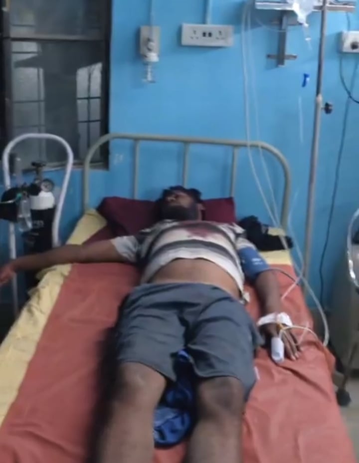 अकबराबाद गुहौली गांव में हुई मारपीट के बाद घायल व्यक्ति। संवाद अकबराबाद गुहौली गांव में हुई मारपीट के बाद घायल व्यक्ति। संवाद