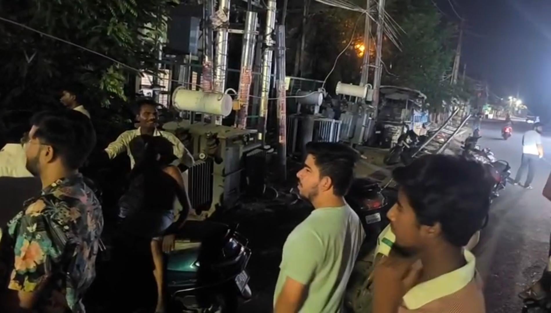 अपट्राॅन उपकेंद्र का घेराव करते लोग। 