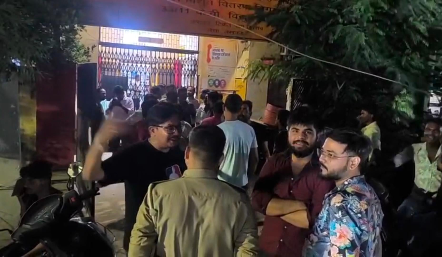 अपट्राॅन उपकेंद्र का घेराव करते लोग। 