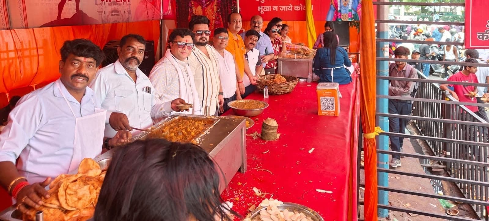 भंडारे में आईआईए ने बांटे कढ़ी चावल, इडली सांभर