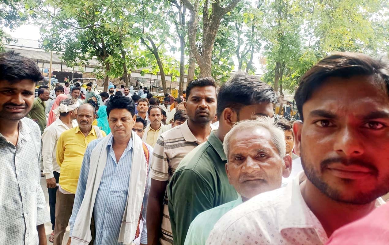 भीषण गर्मी में खुटार  के इफको केंद्र पर यूरिया के लिए लगी लाइन। संवाद