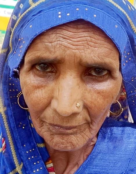 भीषण गर्मी में खुटार  के इफको केंद्र पर यूरिया के लिए लगी लाइन। संवाद