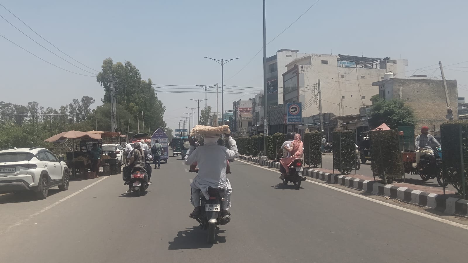 भीषण गर्मी और लू से बचने के लिए कैथल के छोटू राम चौक पर सिर पर कूलर की घास से बचाव की कोशिश कर भीषण गर्मी और लू से बचने के लिए कैथल के छोटू राम चौक पर सिर पर कूलर की घास से बचाव की कोशिश कर