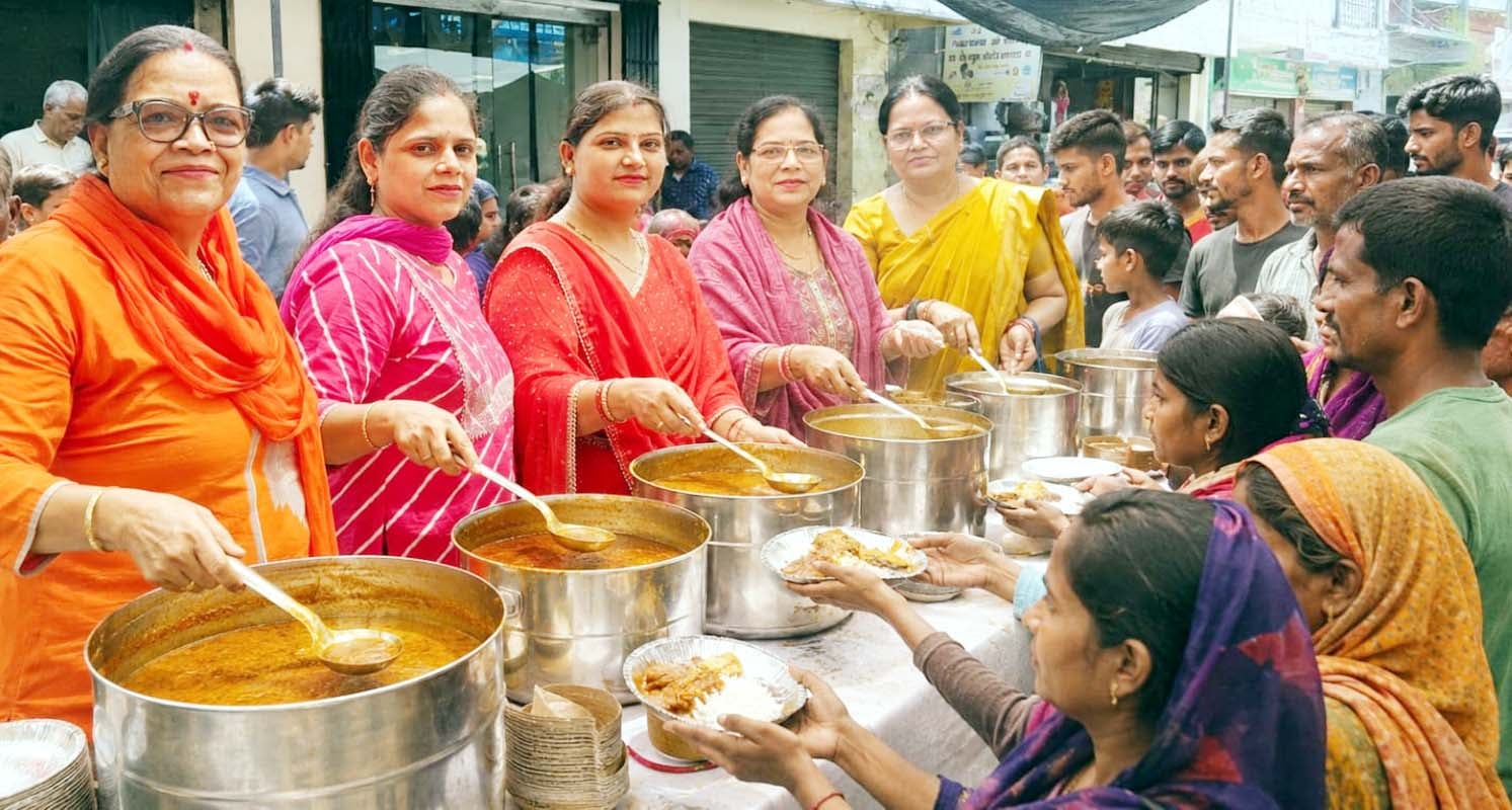 बहादुरगंज में बड़े मंगल पर श्री बालाजी दरबार की ओर से आयोजित शोभायात्रा में मौजूद श्रद्धालु। सं बहादुरगंज में बड़े मंगल पर श्री बालाजी दरबार की ओर से आयोजित शोभायात्रा में मौजूद श्रद्धालु। सं
