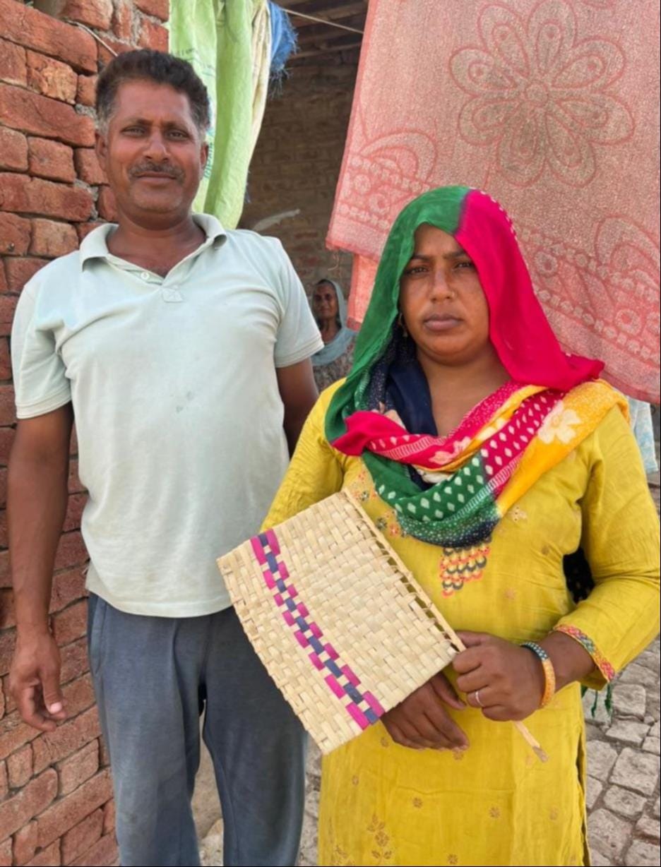 बिजली से वंचित मलकीत डेरे के ग्रामीण। संवाद बिजली से वंचित मलकीत डेरे के ग्रामीण। संवाद