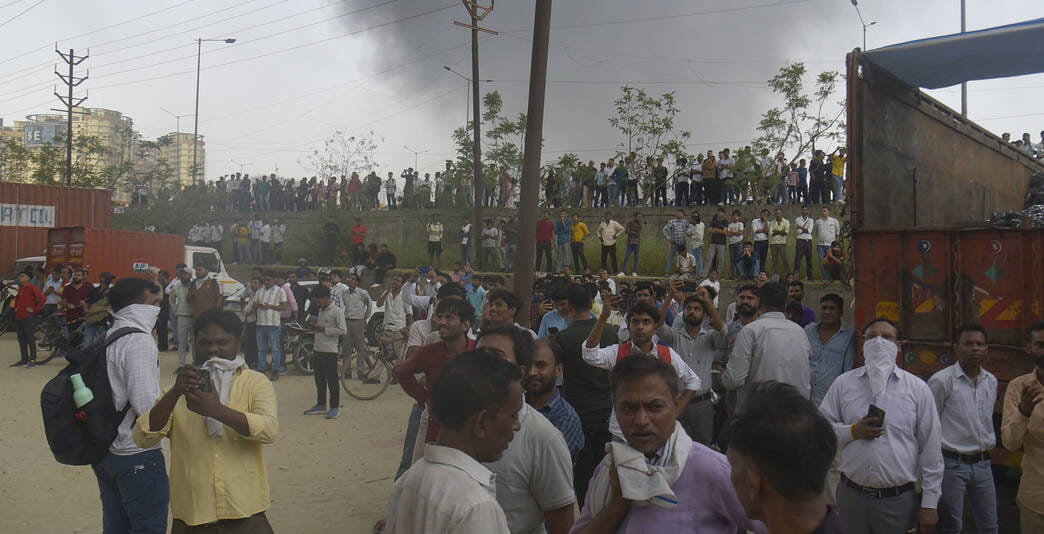 बुलंदशहर रोड औद्योगिक क्षेत्र स्थित फैक्ट्री में लगी आग व उठता धुआं। संवाद बुलंदशहर रोड औद्योगिक क्षेत्र स्थित फैक्ट्री में लगी आग व उठता धुआं। संवाद