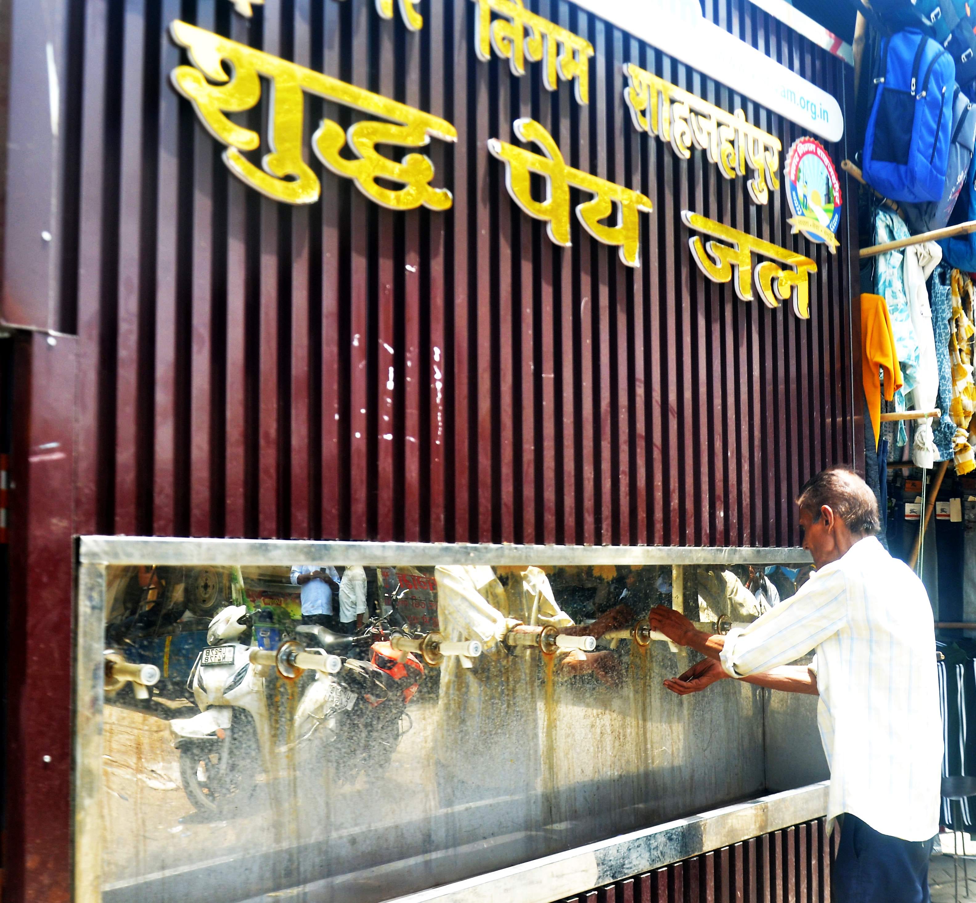 चिलचिलाती धूप से बचाव को सिर पर चुनरी डाल एसएस कॉलेज पास से गुजरती युवतियां। संवाद चिलचिलाती धूप से बचाव को सिर पर चुनरी डाल एसएस कॉलेज पास से गुजरती युवतियां। संवाद