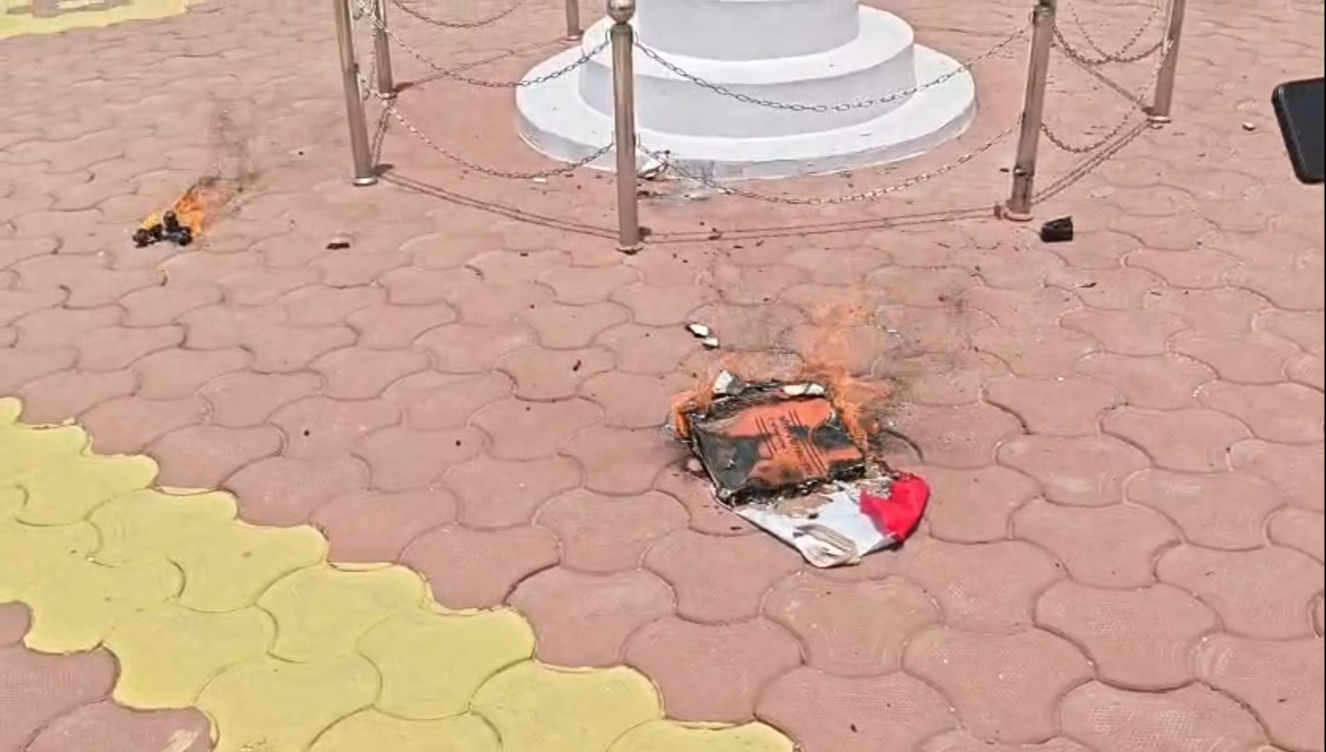 ड्रामा करने वाला अधेड़ ड्रामा करने वाला अधेड़