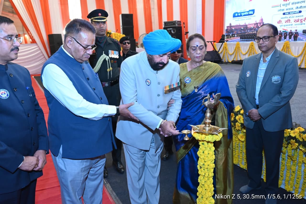 एक शाम सैनिकों के नाम कार्यक्रम में सैनिक को सम्मानित करते राज्यपाल और मंत्री। स्रोत : सूचना वि