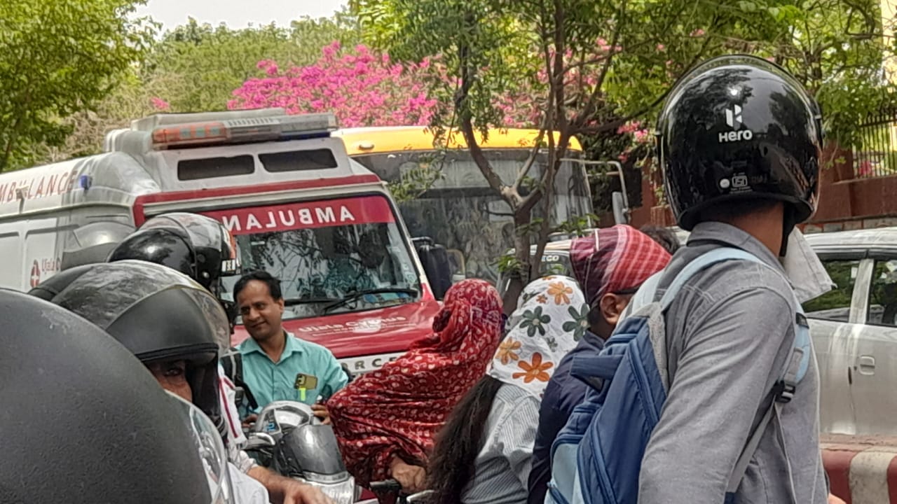एमजी रोड और हाईवे पर जाम में फंसे वाहन। एमजी रोड और हाईवे पर जाम में फंसे वाहन।