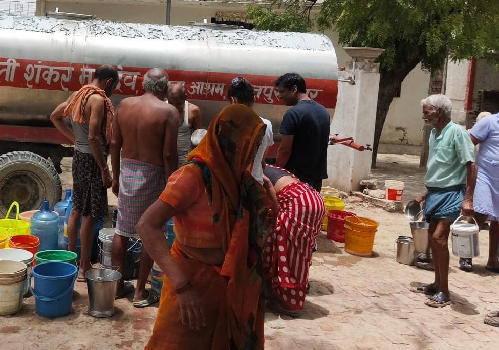 फोटो-17-परियर गांव के बाहर लगे हैंडपंप से पानी भरते लोग व रखे डिब्बे। संवाद फोटो-17-परियर गांव के बाहर लगे हैंडपंप से पानी भरते लोग व रखे डिब्बे। संवाद