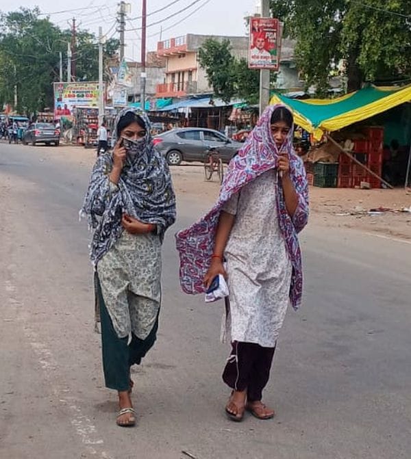 फोटो 25 एमएएचपी 24 परिचय-कस्बा अजनर में भीषण गर्मी में धूप से बचाव करतीं युवतियां। संवाद फोटो 25 एमएएचपी 24 परिचय-कस्बा अजनर में भीषण गर्मी में धूप से बचाव करतीं युवतियां। संवाद